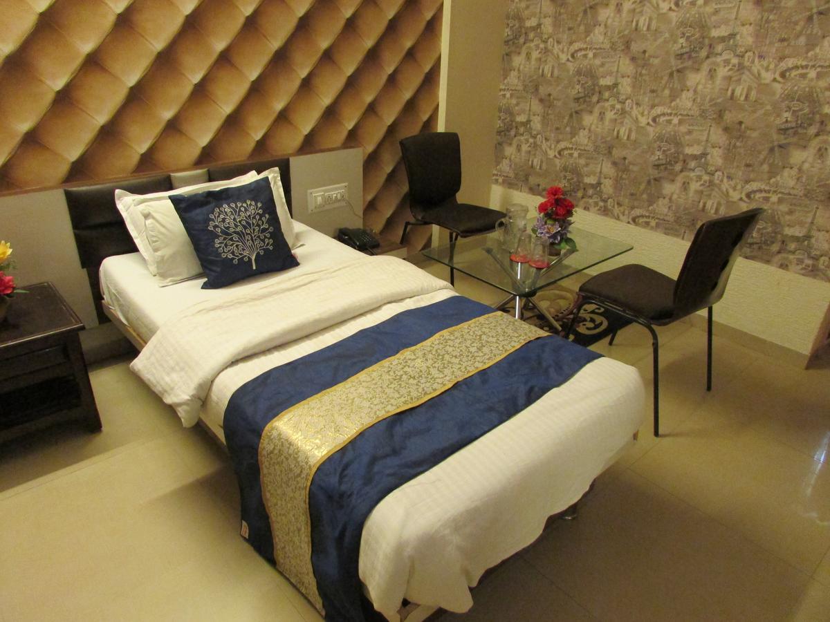 Hotel Neelkanth Residency Gandhinagar Exterior photo
